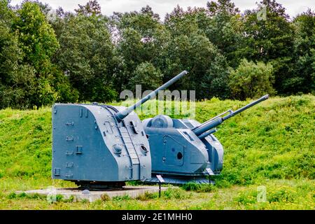 Kronshtadt, Sankt Petersburg, Russland - 5. September 2020: AK-176 automatische Schiffsartillerie und B-34USM Artillerie auf der Batterie `Demidov` Stockfoto